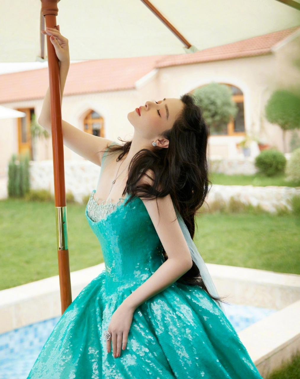 优质作者榜# 清新靓丽,性感迷人的#阚清子# 一袭蓝绿色公主裙,窈窕