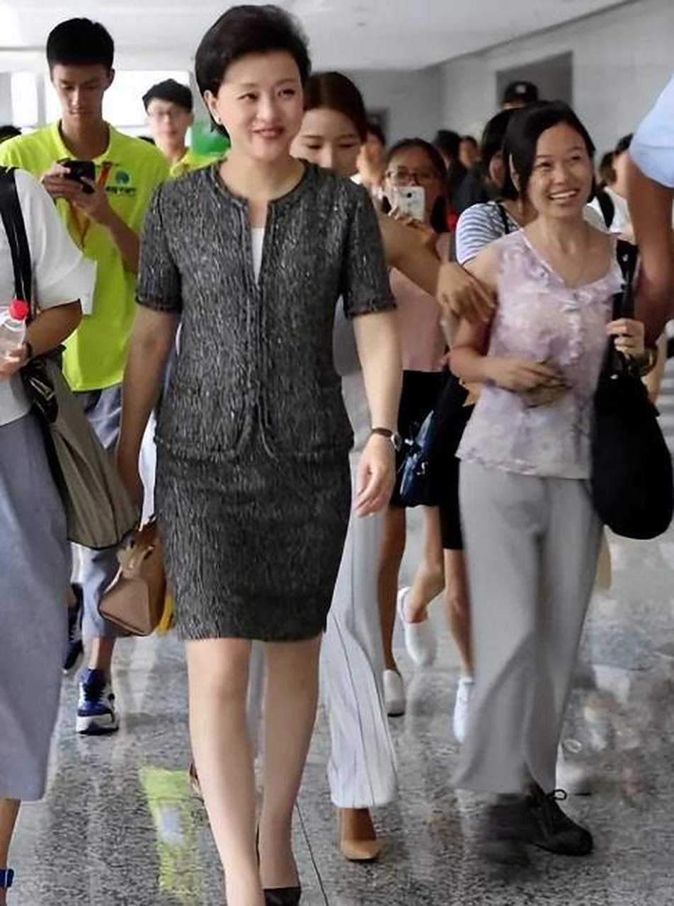 55岁杨澜素颜跑步,被嘲没了当年的气质!