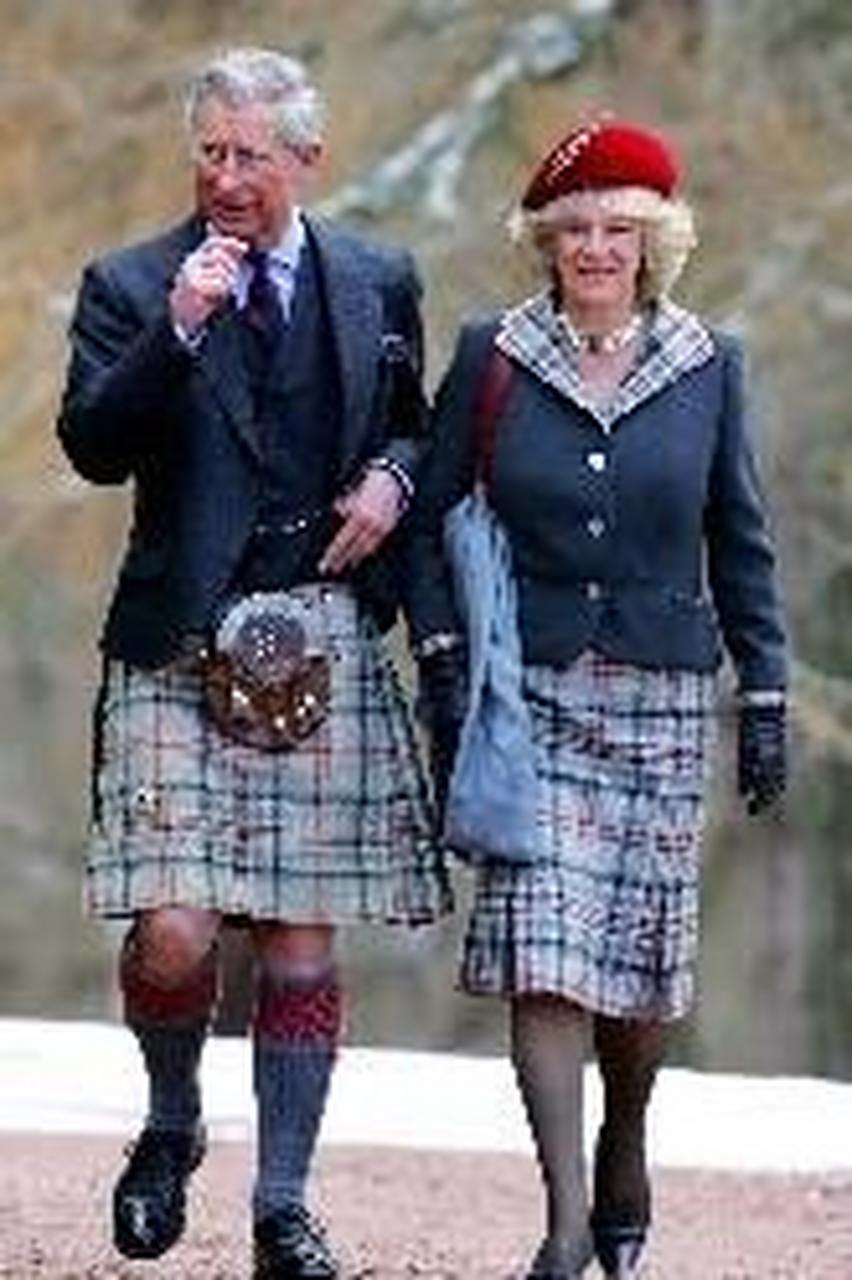 苏格兰男人穿着裙子是苏格兰文化中一个独特而引人注目的传统,无论是