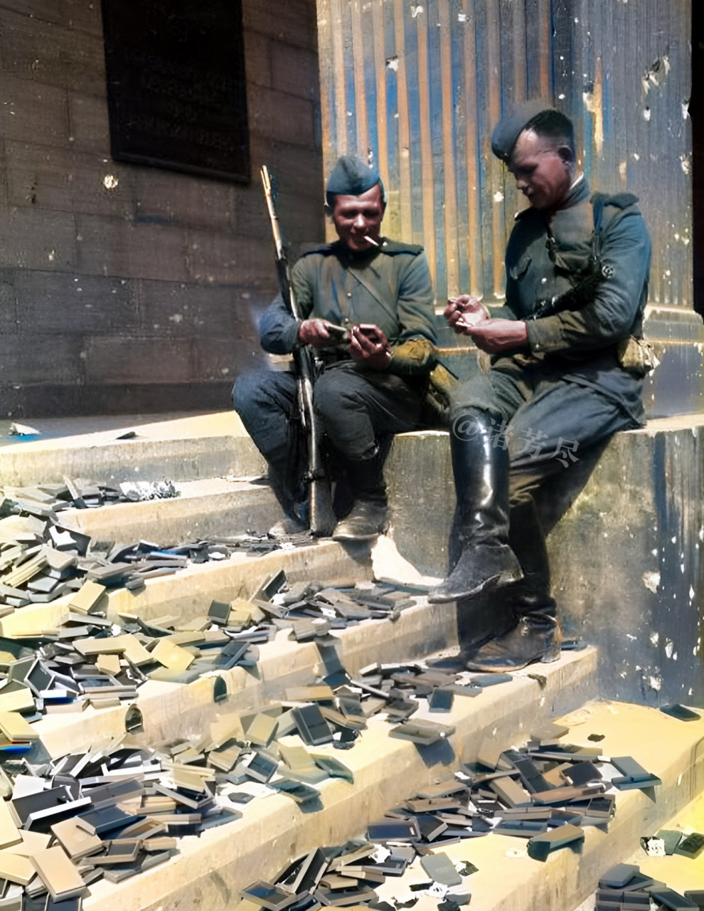 这是拍摄于1945年德国柏林的一张老照片,两名苏军士兵坐在帝国总理府