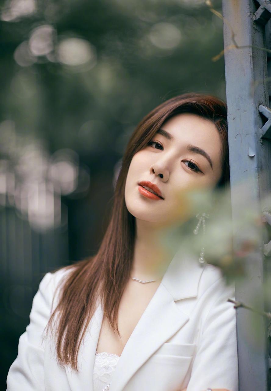 真空穿西装露内衣藏不住凹凸感,全身挂18条珍珠链太抢镜~ 近日,王晓晨