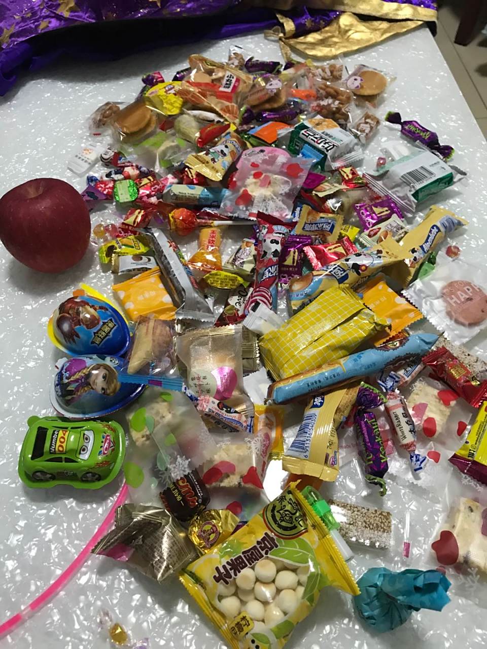 把小区里的小店都逛到了,还去了隔壁一个小区,最后讨了很多糖果回来