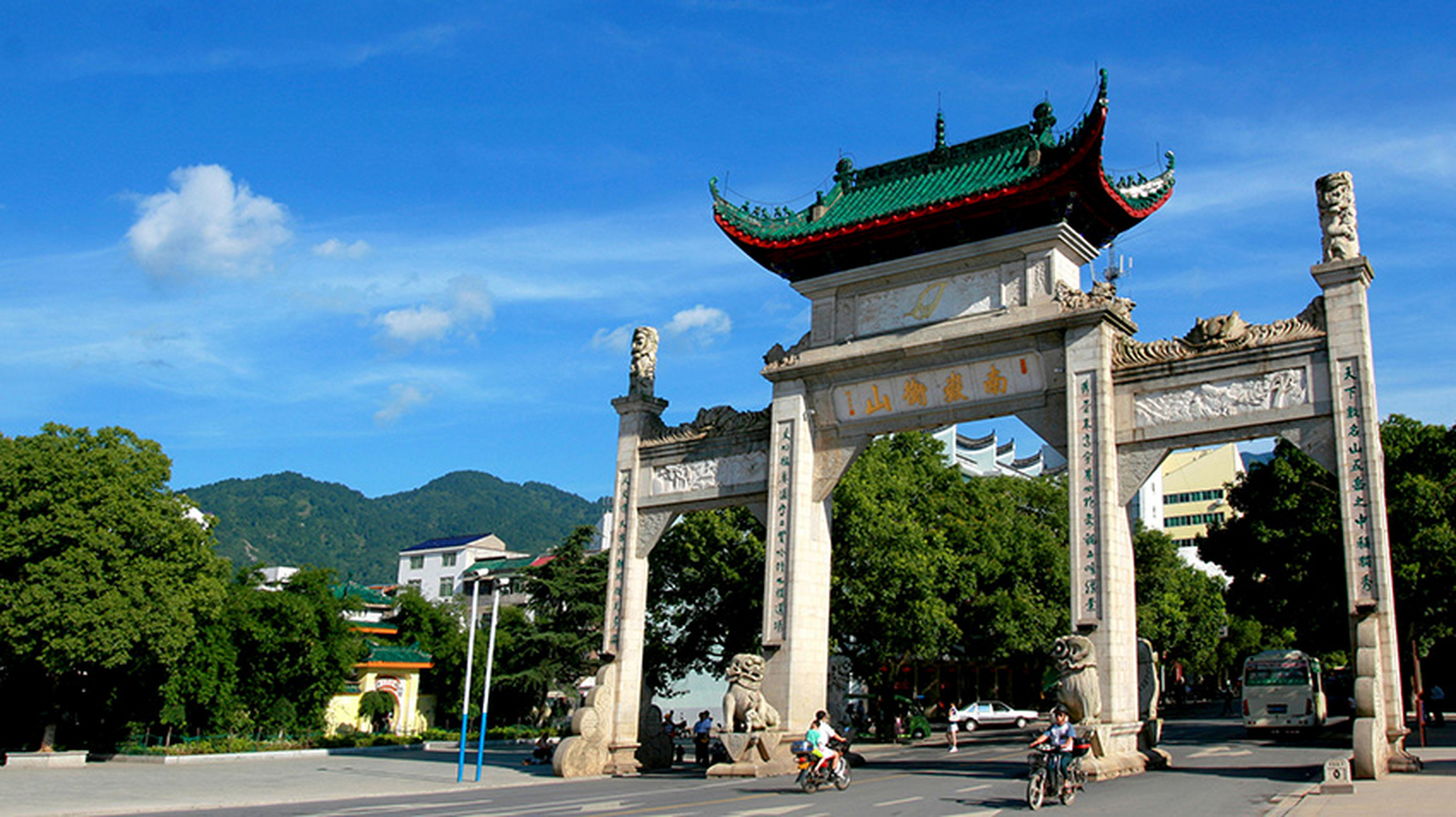 衡山,位于湖南省南部,是中国五岳之一.