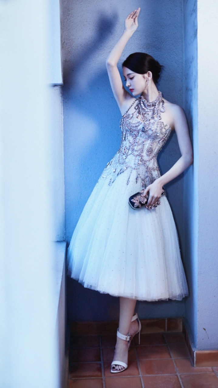 性感迷人的#古力娜扎# 一袭刺绣玫瑰裙,雪肤玉貌,白皙精致的锁骨,大秀