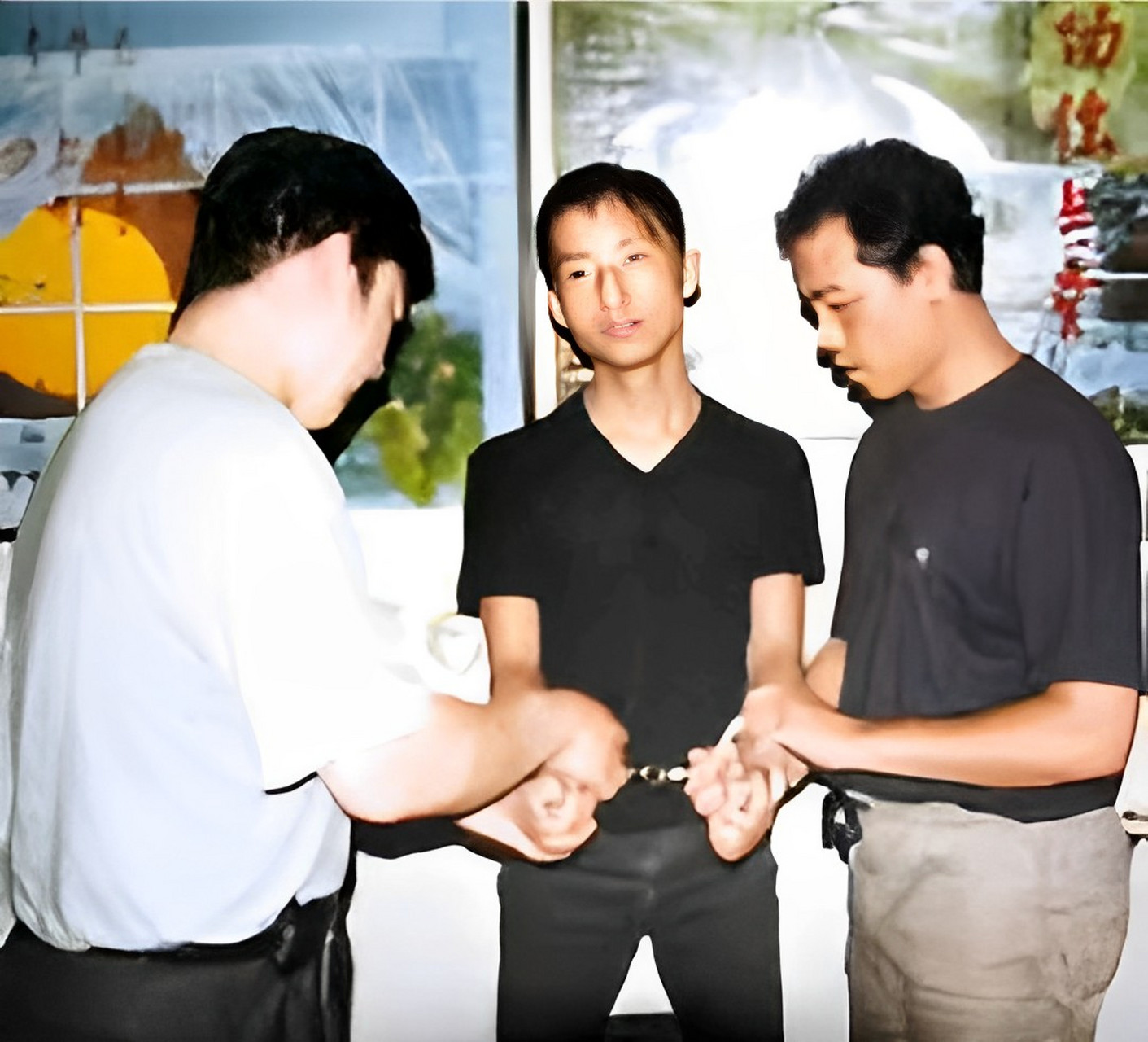 2001年7月,被判死刑的李旭,小伙子看起来忠厚老实,却犯下了抢劫银行的