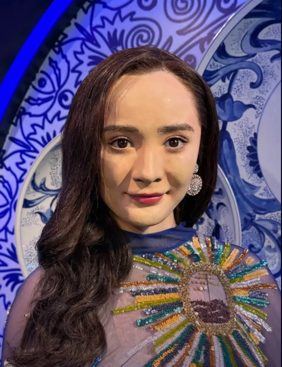 明星蜡像哪家强?关晓彤近看真的太逼真!