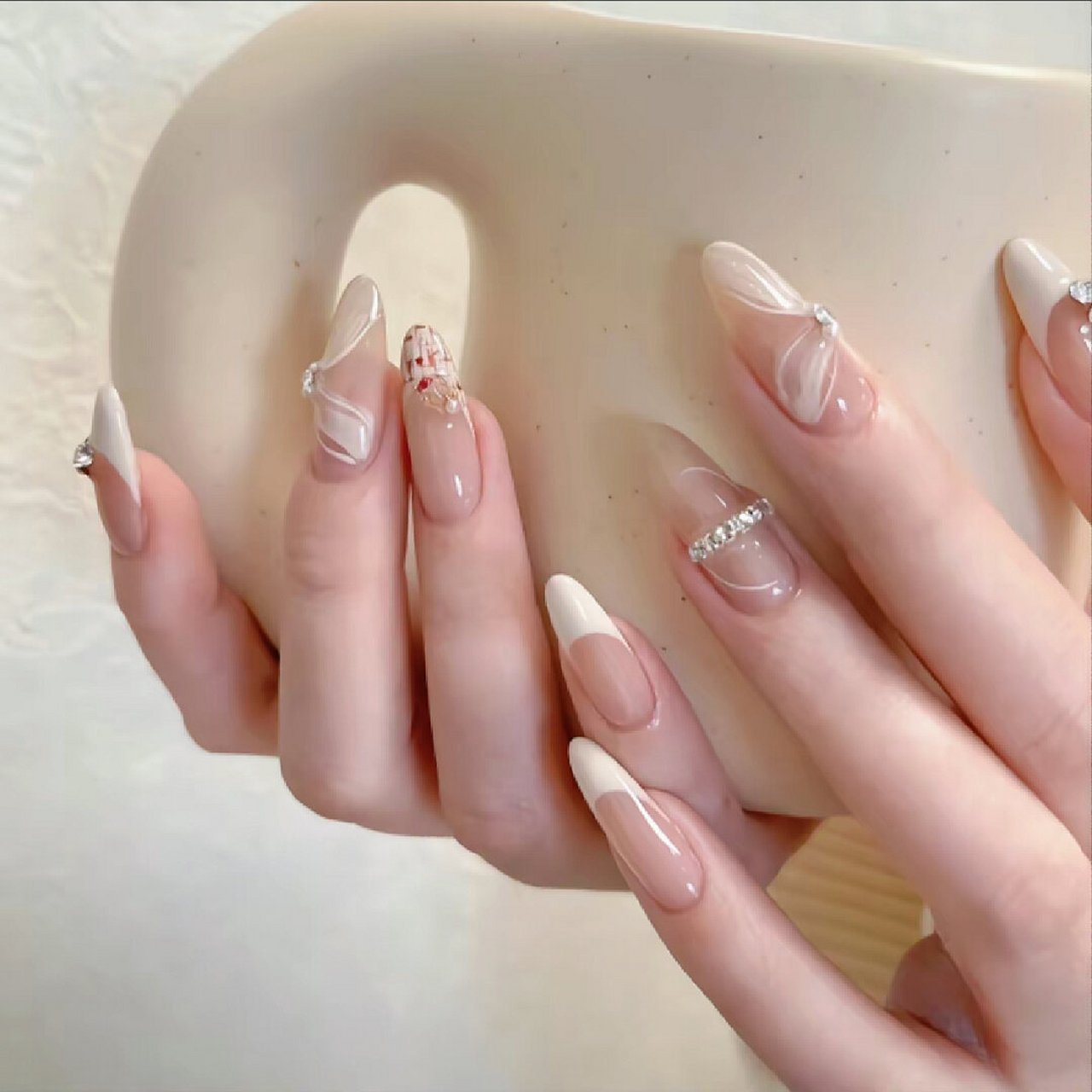 显瘦必备杏仁甲  不知道做什么款式点开看  如果你正在寻找一款能够