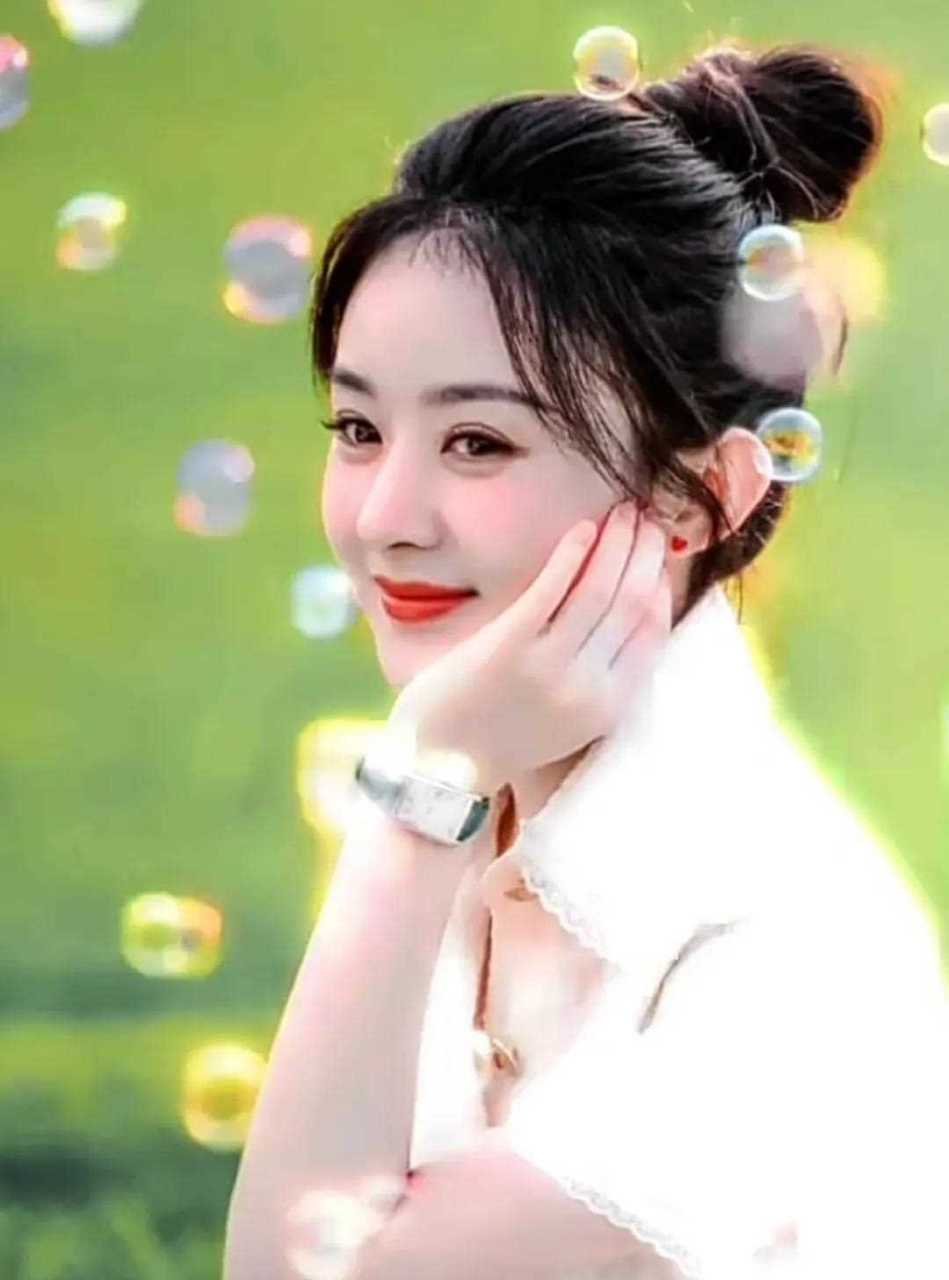 赵丽颖的笑就是美,而且这几套造型也很好看,笑起来很甜美.[害羞]