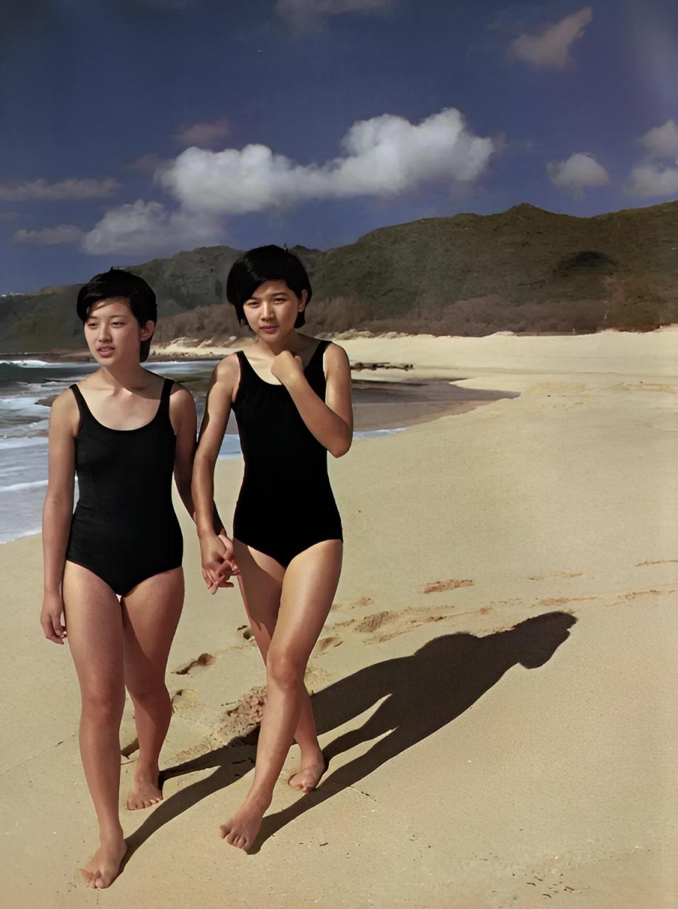 日本女演员山口百惠和妹妹在海滩上摆姿势.