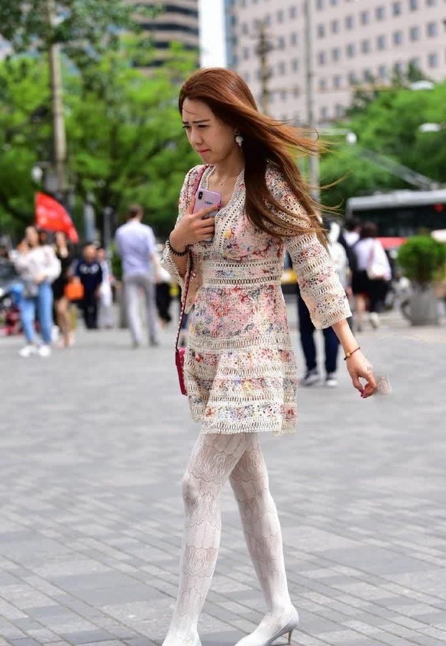 能驾驭且敢穿白丝的小姐姐不多,更何况还穿白色高跟鞋了