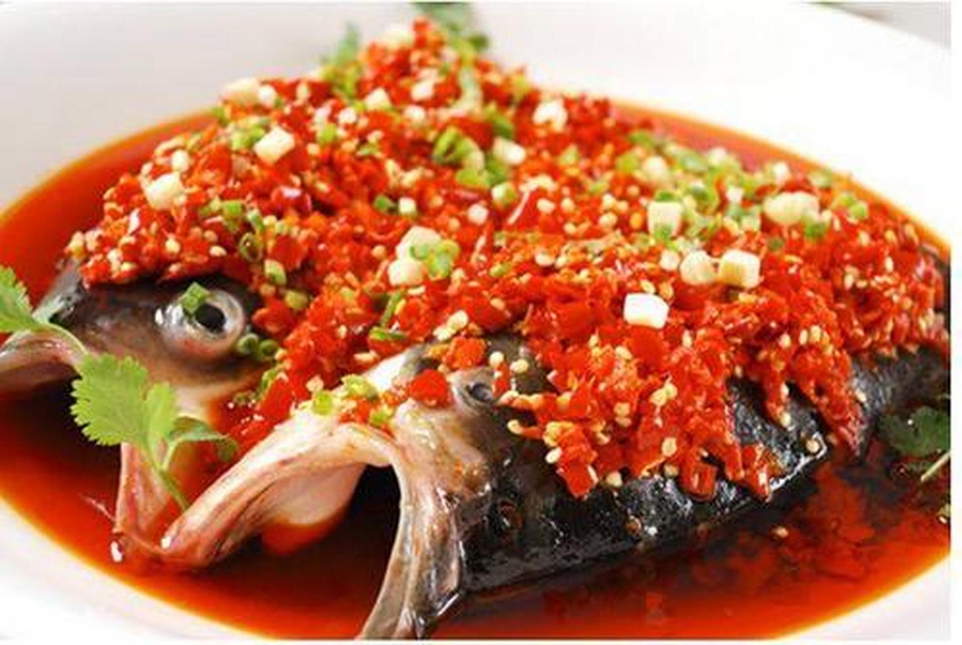 说到湘菜最先想到的就是剁椒鱼头,剁椒鱼头是湖南湘潭的一道传统名菜
