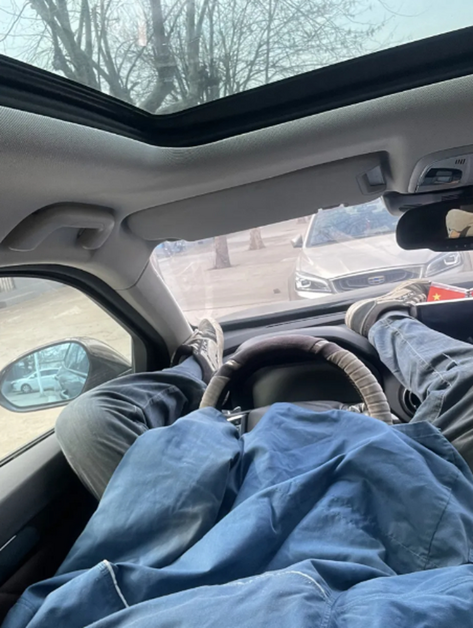 谁教我几个在车里舒服的睡觉姿势啊.