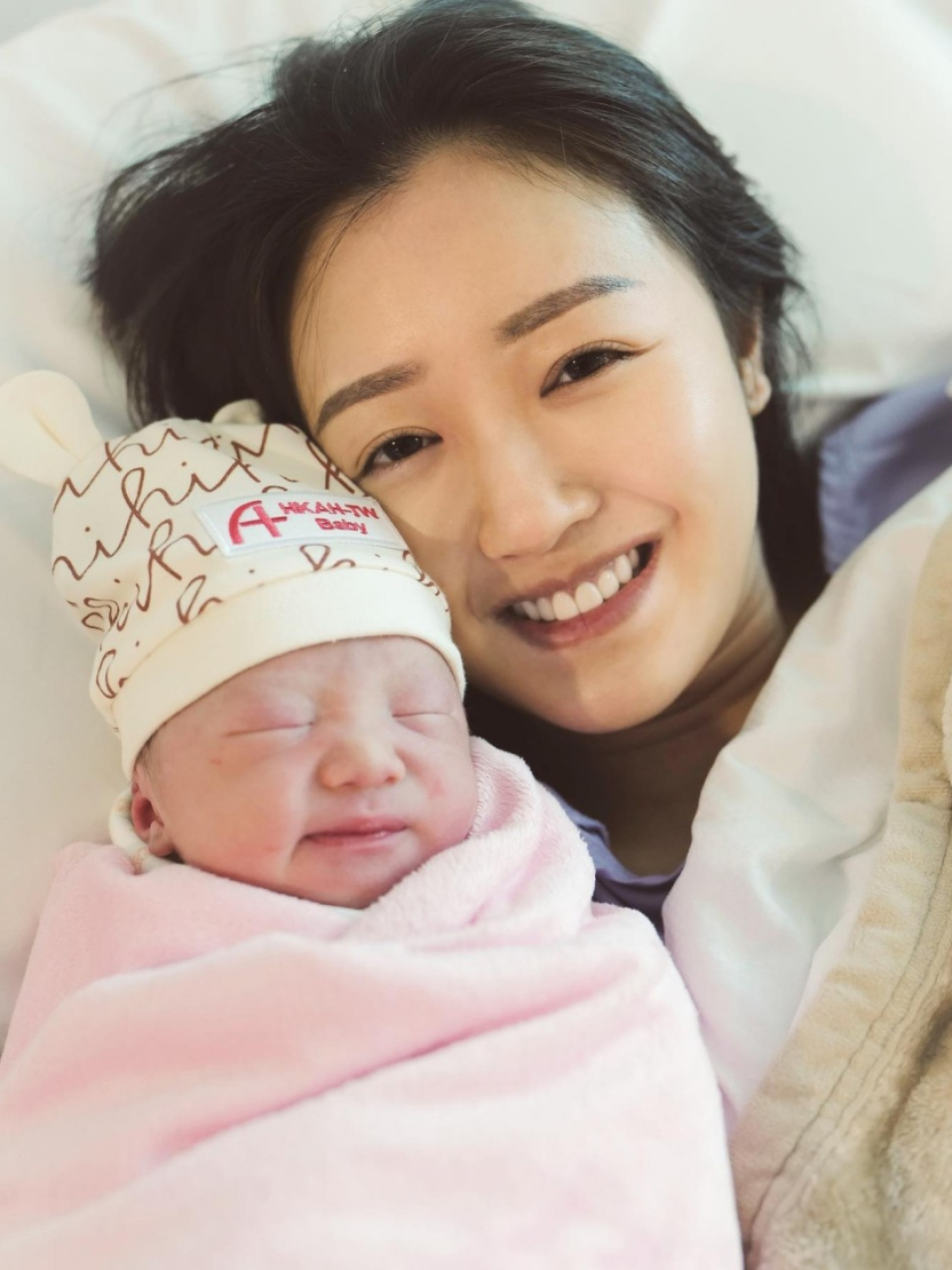 袁伟豪的妻子张宝儿于11月17日生下他们的儿子袁咕