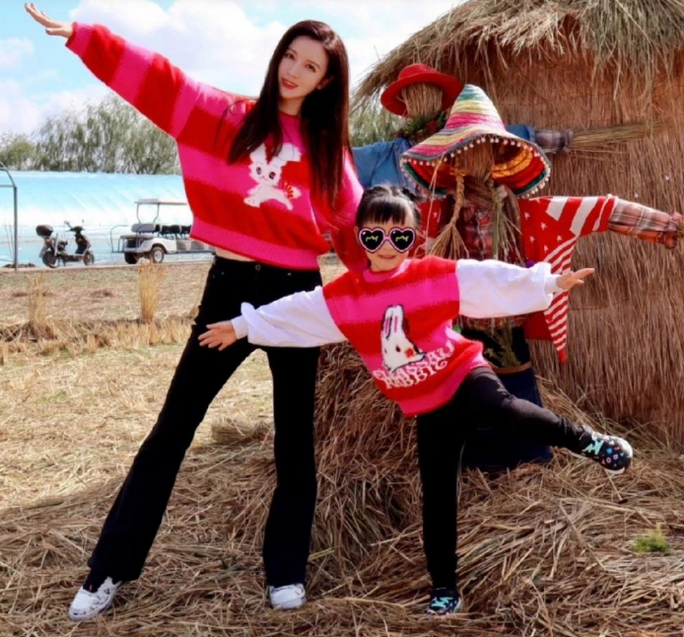 张萌带着女儿去体验农场生活,同框照像一对姐妹花,卫衣亲子装印着小