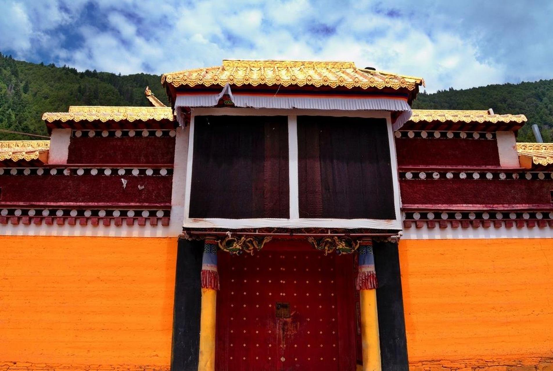 贡巴寺位于甘南卓尼县城刀告乡,藏语称噶丹扎西桑珠林,始建于一八
