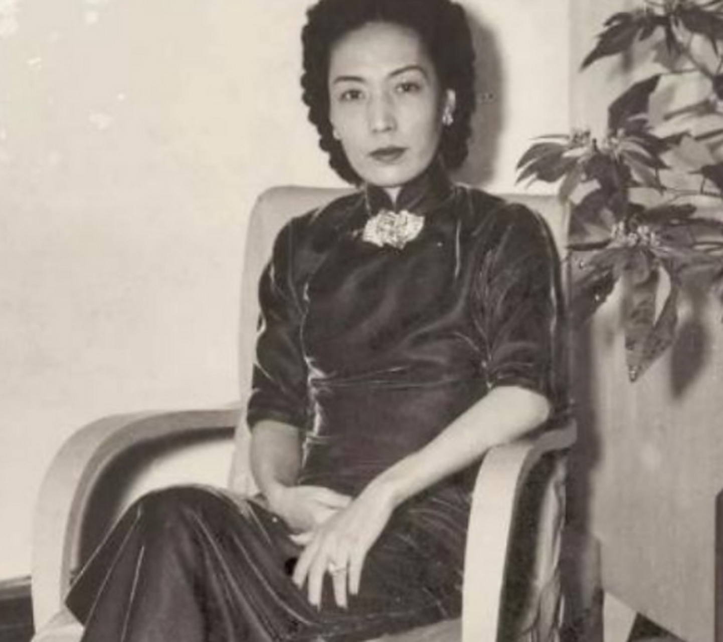 1925年,"上海滩流氓头子"杜月笙,被孟小冬的唱功所折服,对其产生了