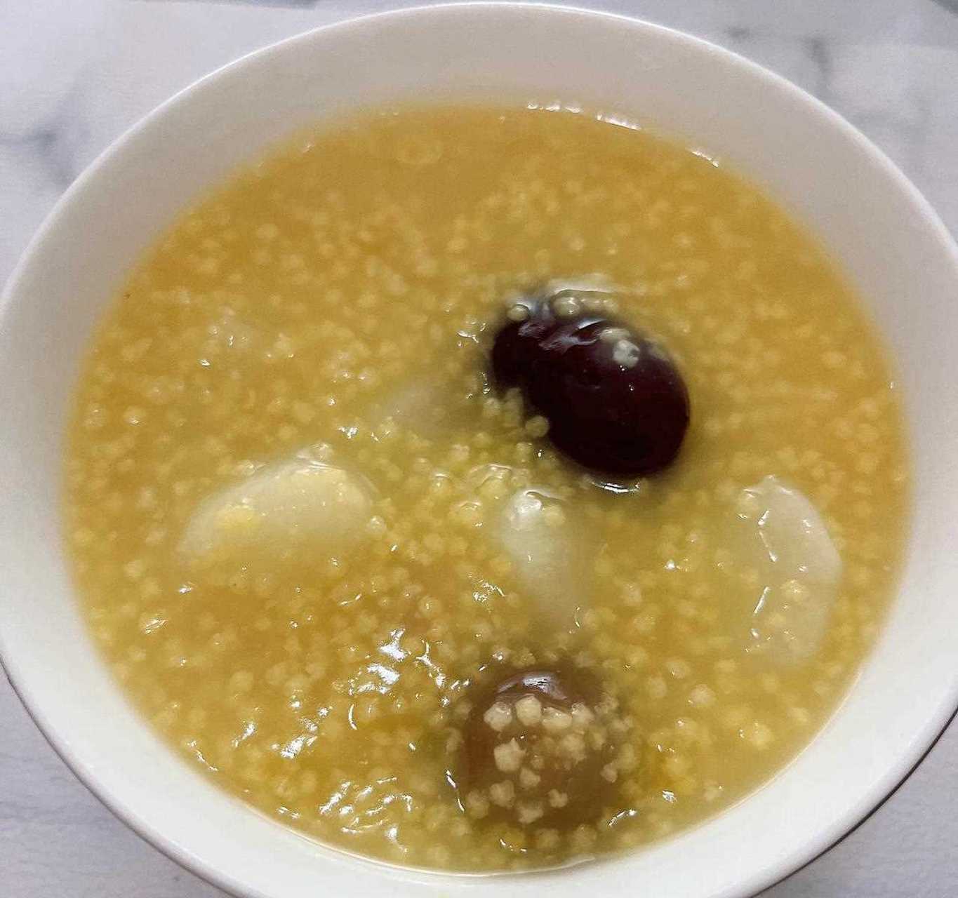 一个人在家的时候,不知道吃什么饭,我就会熬小米粥,通常会放大枣,桂圆