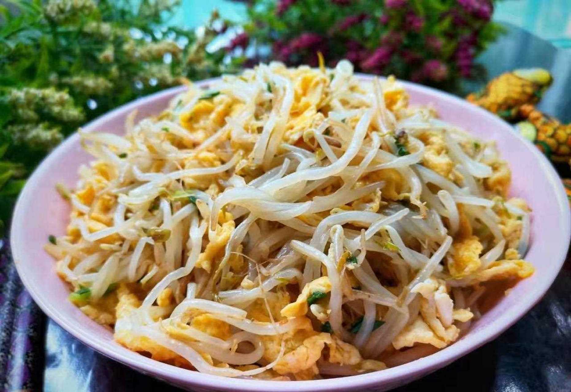 既有豆芽的清香,又有鸡蛋的醇香,下饭最爽口了.[火焰]