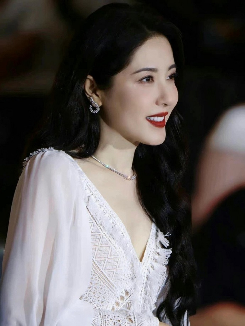 曾黎的侧颜好绝,不愧是中戏第一美!