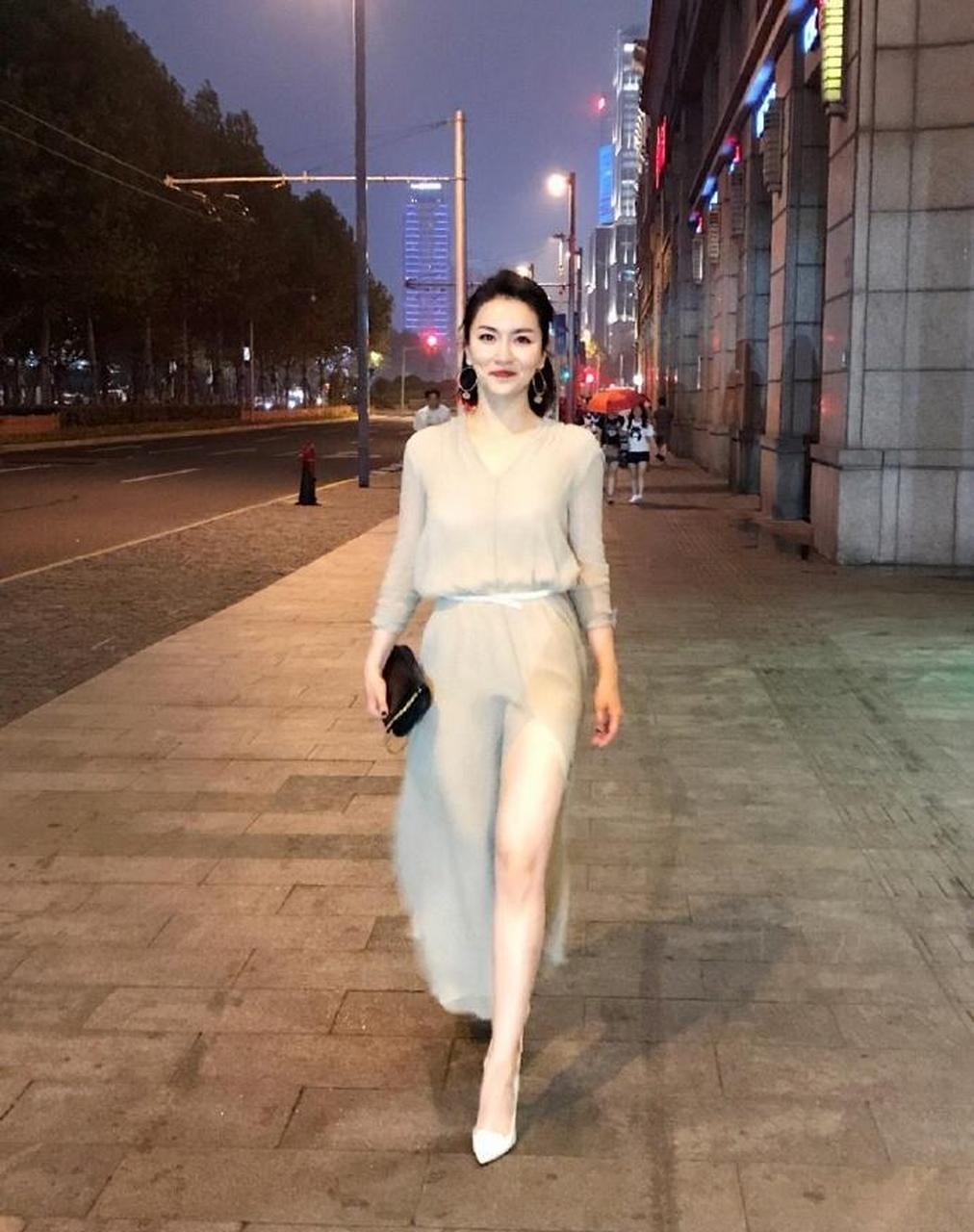 上海美女主播杨乐凌晨两点疯狂做家务 喝红酒感叹忧伤