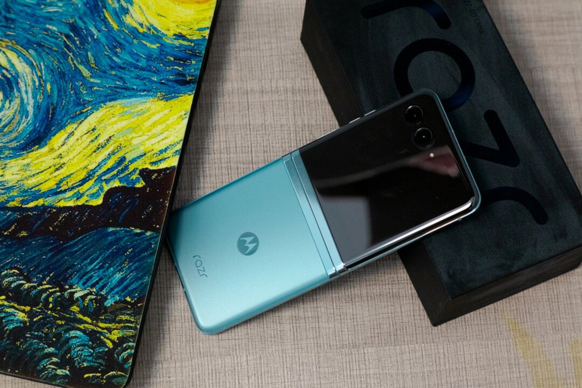 razr 40 ultra更适合年轻人的小折叠 时隔13年再次使用上了摩托罗拉的