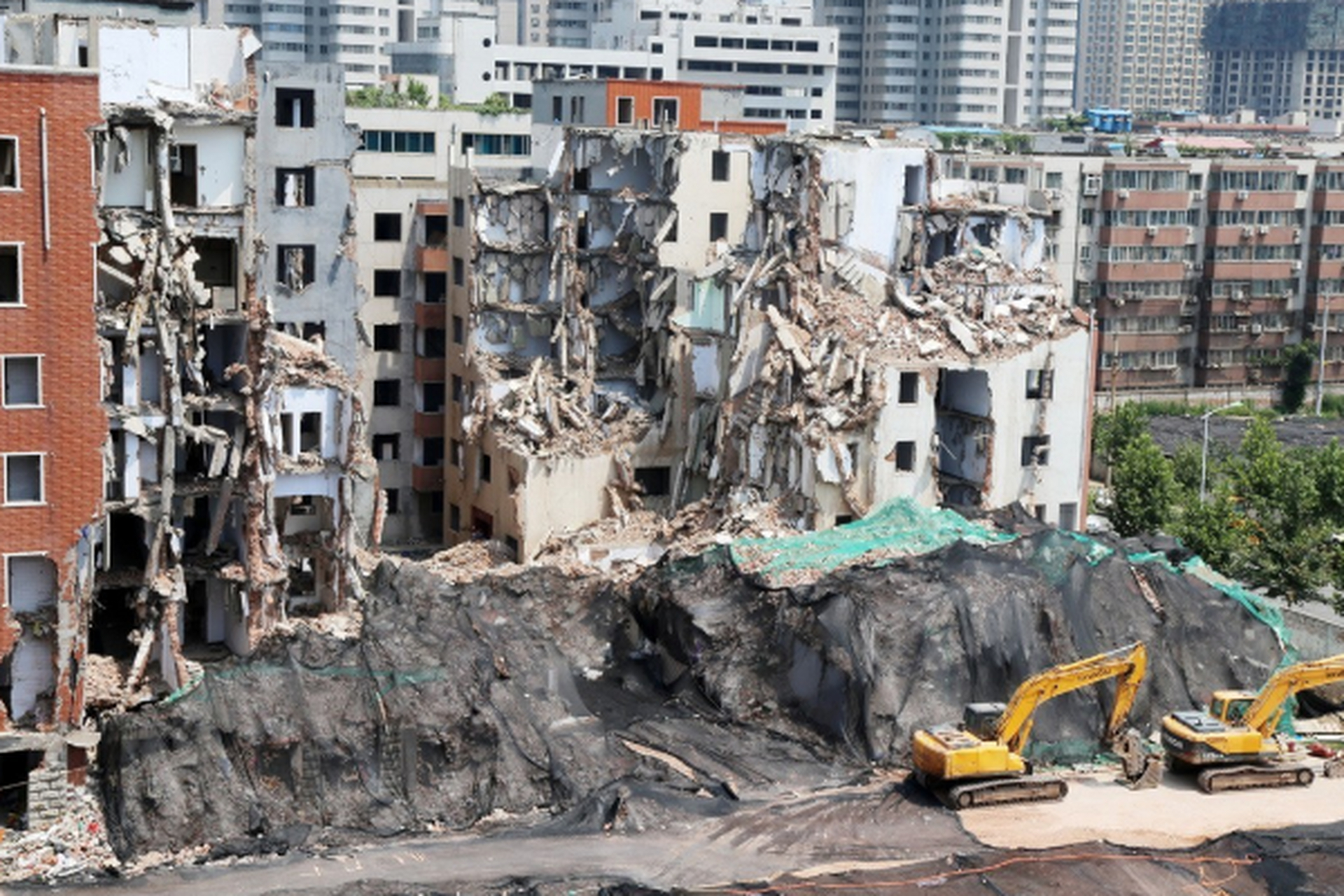 荷兰物语# 这家"双标"钉子户就是位于浙江绍兴的一户人家,在开发商的