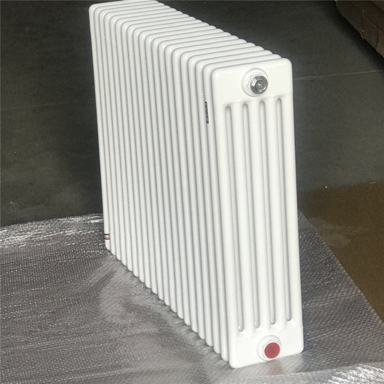 家用五柱暖气片 钢五柱为经典的散热器之一,因其承压,散热等优势,一直