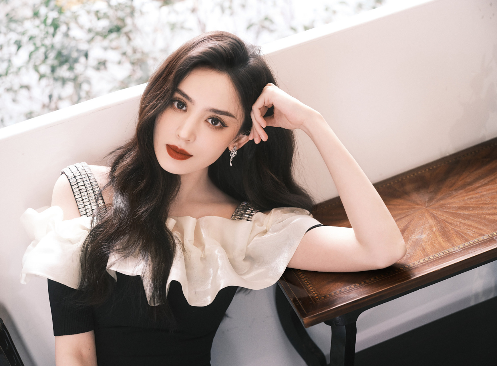 古力娜扎性感冷艳御姐造型!