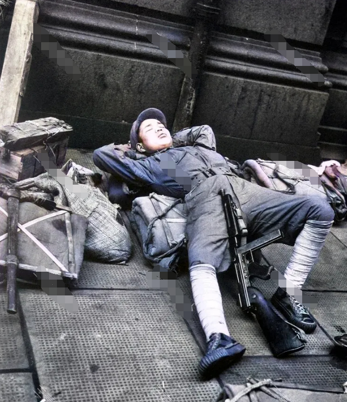 1949年,在北京东单公园,一名懒散的国军士兵躺在地面上犯困.