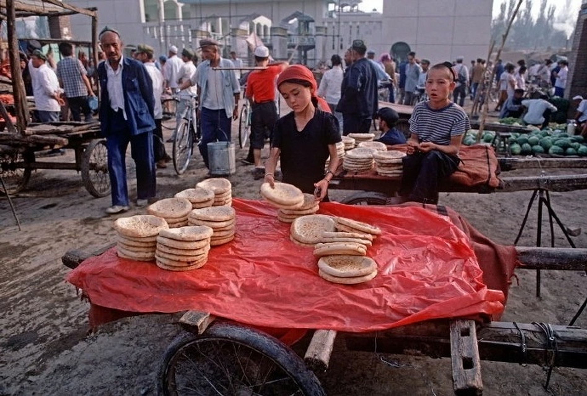 80年代的新疆街道!照片中的食物你吃过吗?