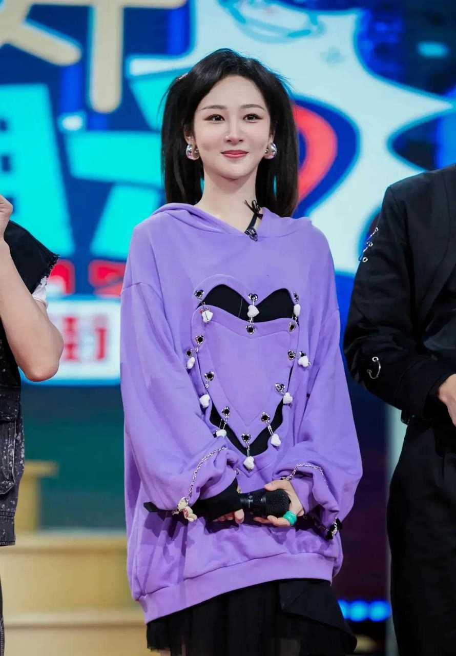 杨紫icon的穿搭休闲更有亮点设计,一袭紫色卫衣,扎两个高马尾,犹如