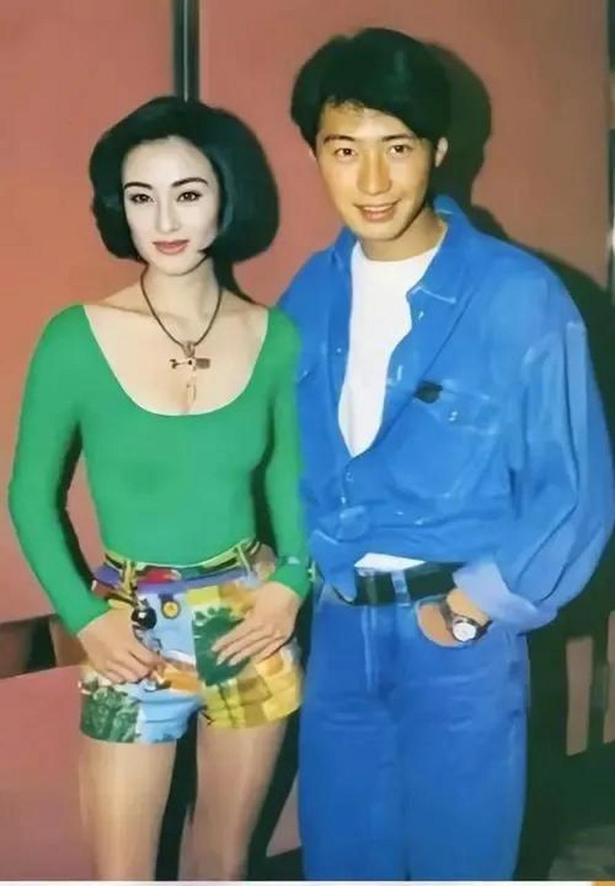 90年代,有一张黎明和张敏的合影,当时的张敏穿着一件绿色t恤,一条花色