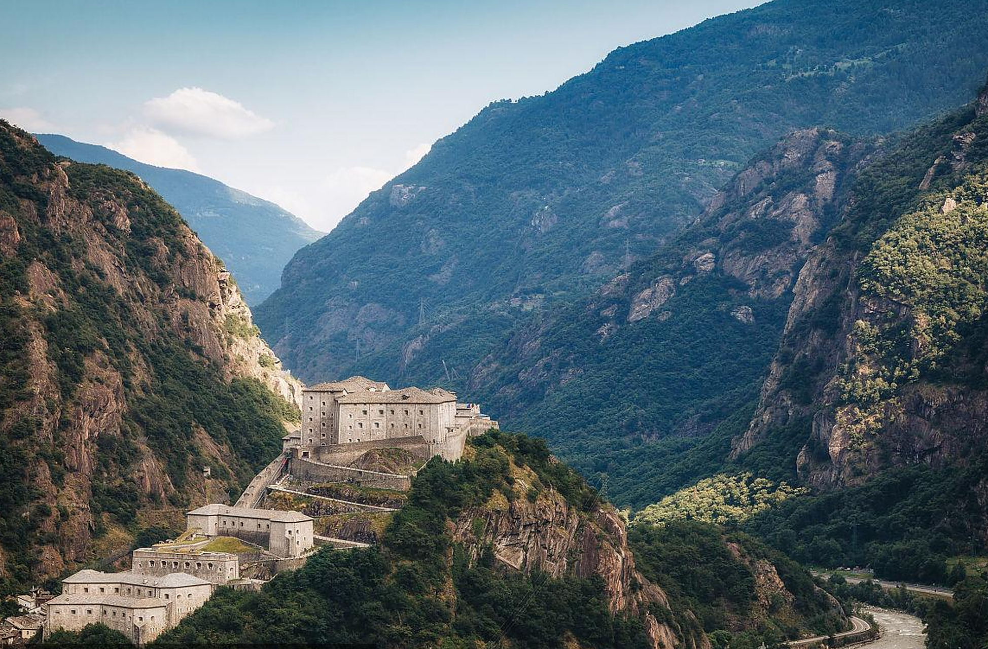 在电影《复仇者联盟2:奥创纪元》中,这座堡垒是一