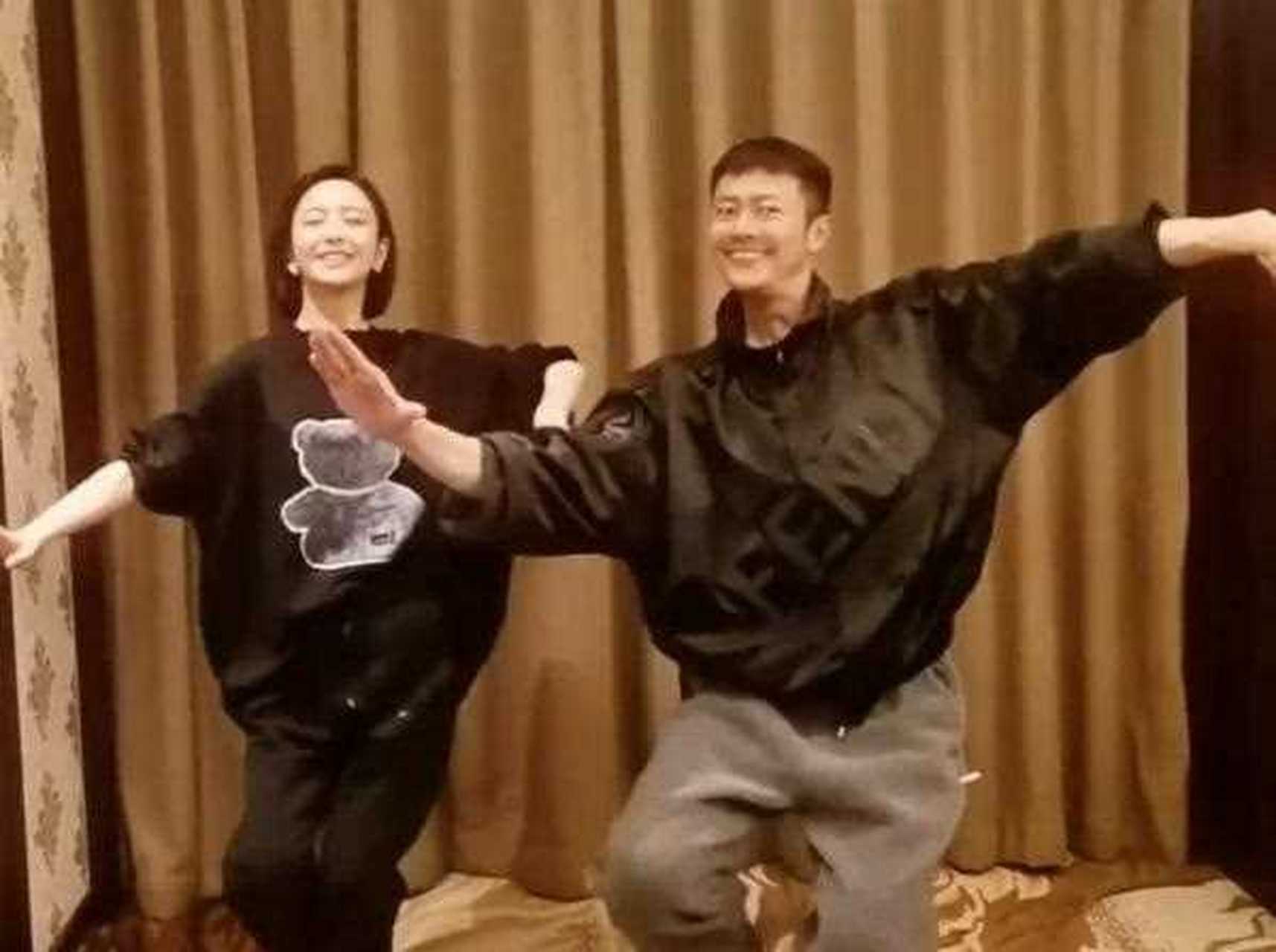 佟丽娅与印小天罕见合体,同穿黑色卫衣跳舞,画面温馨有趣,难道印小天