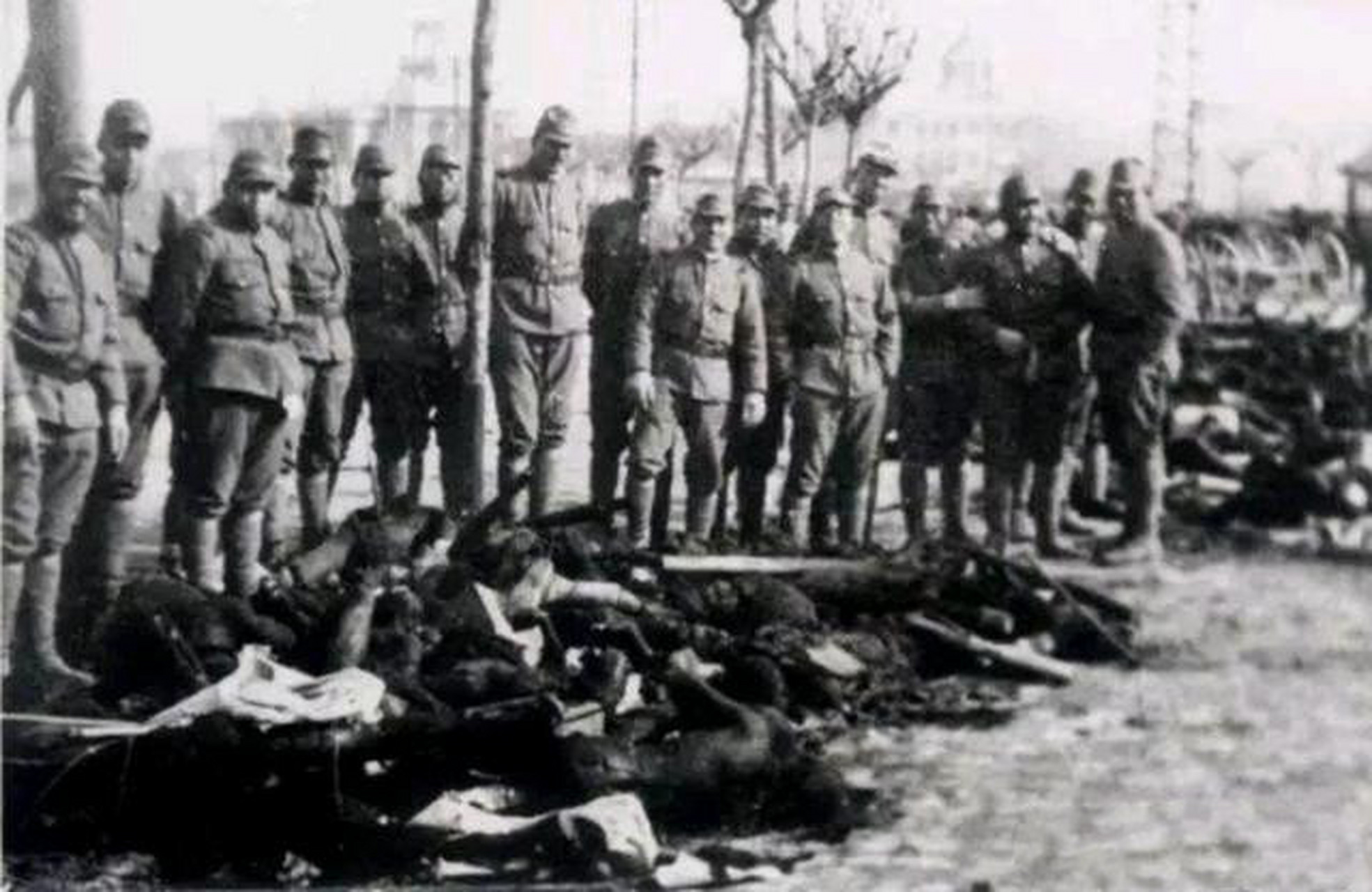 1942年4月,兽性大发的日军,在光天化日之下,将4名少女进行轮j,村里有2