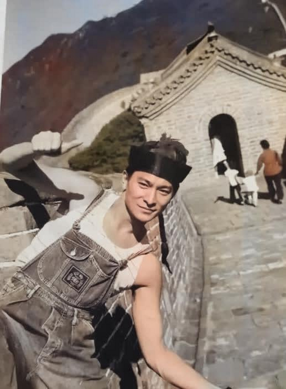 上世纪90年代,刘德华在长城演出,头戴干净的官帽,穿着白色背心,吊带裤
