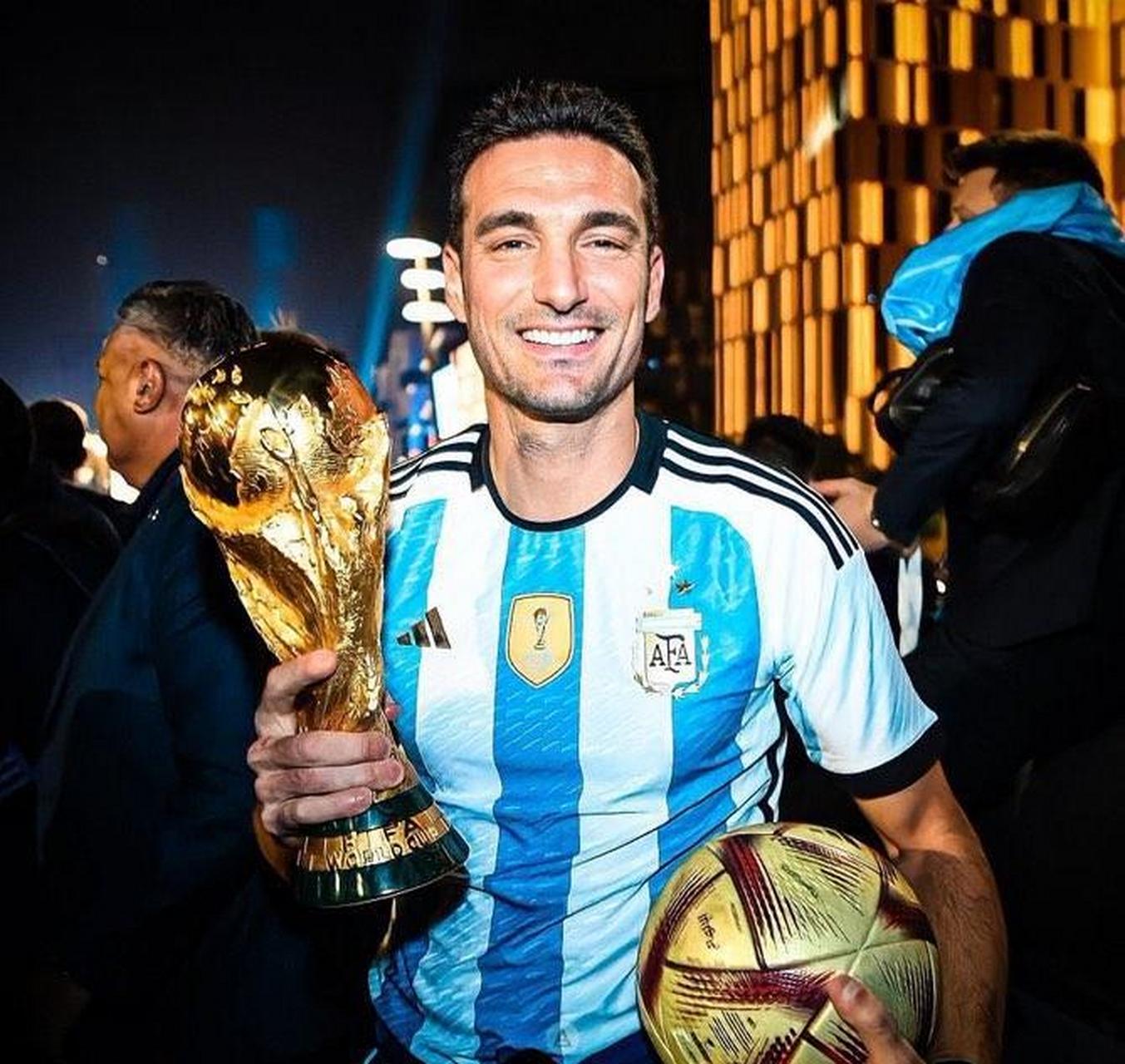 阿根廷球员梅迪纳:"一个陌生号码给我打电话,我没有接,最后是斯卡洛尼