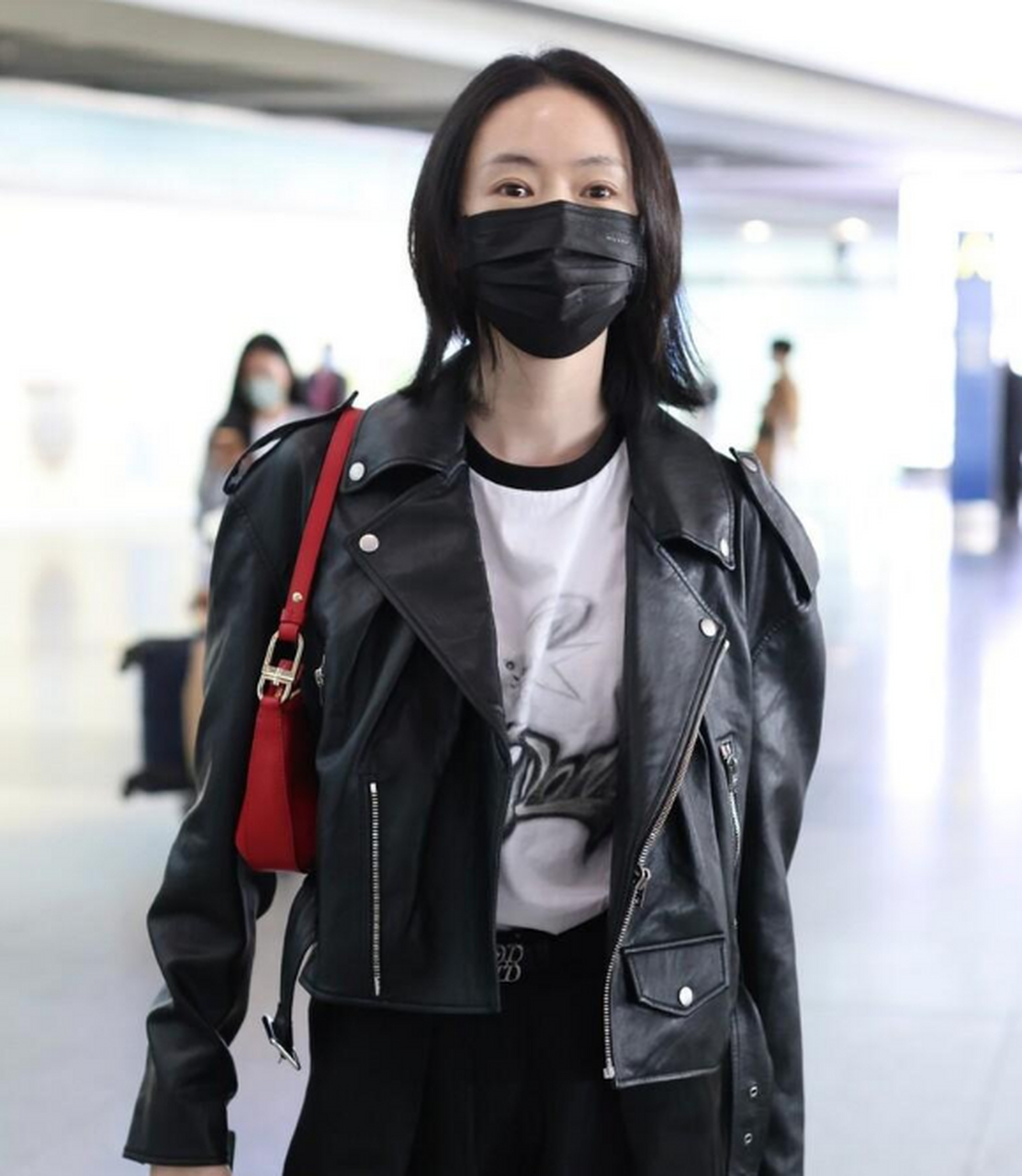 童瑶走机场,黑色机车夹克 印花t恤 黑色阔腿裤,又酷又飒又有型!