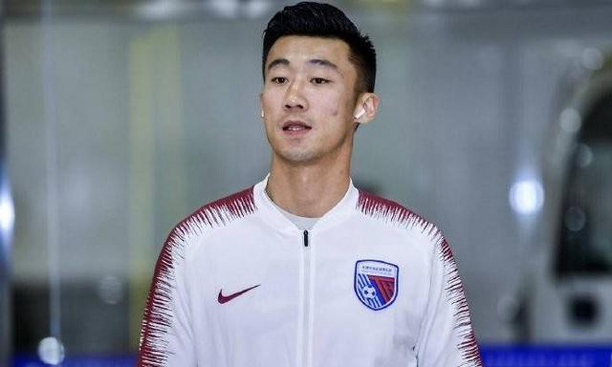 gif创作人# #曝张鹭高铁吸烟# 有网友曝出天海门将张鹭在高铁上违规