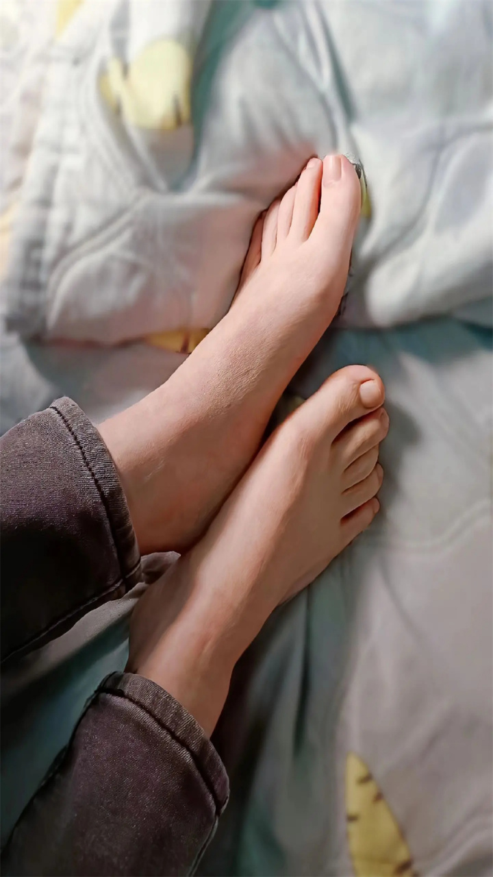 用两个字来形容你在家里的地位#美腿玉足# #大长腿美女