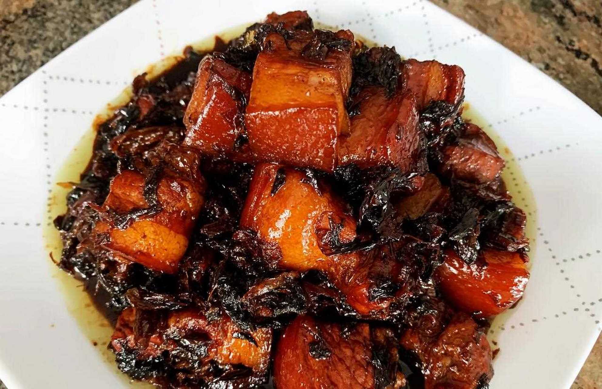 今天的晚餐先生做的梅干菜烧肉 蘑菇炒青菜 火爆大头菜,我做的炝拌