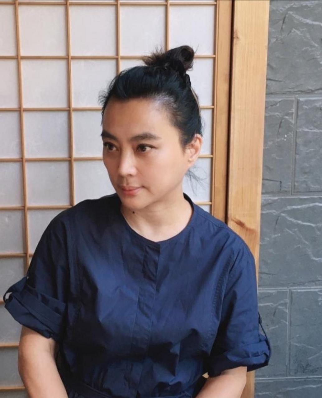 57岁李玲玉近照真显年轻,身穿深蓝连衣裙大方又气质,扎高丸子头利落