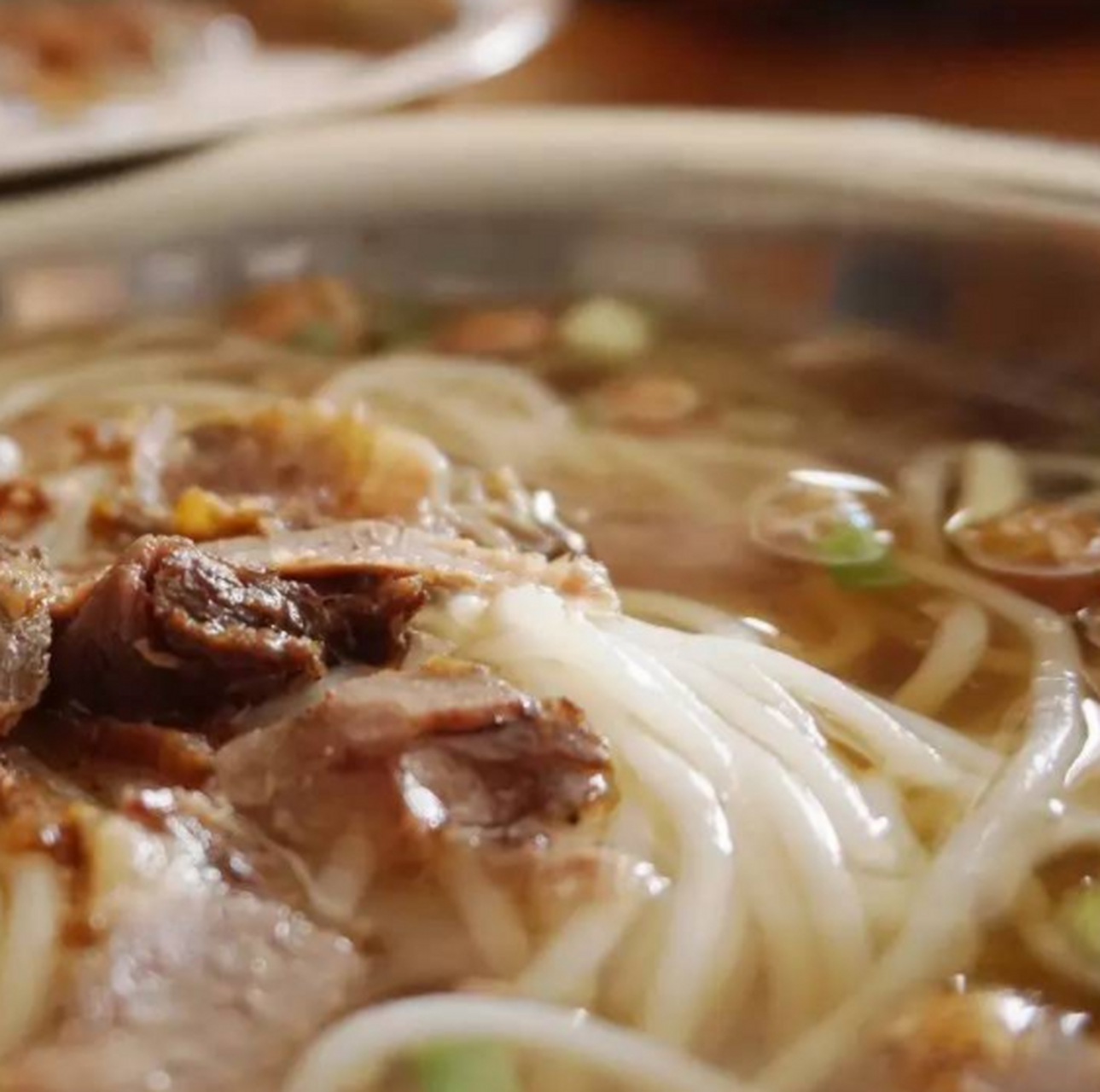 南宁本地人最爱的美食店:解放路老牌牛螺粉 老友粉和螺蛳粉的综合体