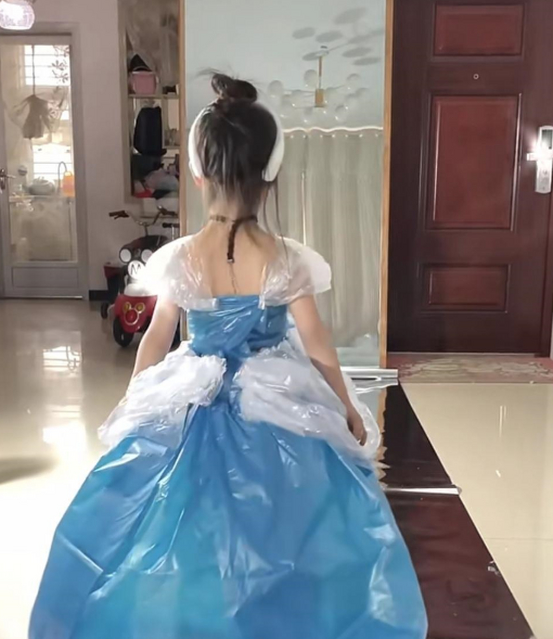 心灵手巧的妈妈乖巧懂事的女儿
