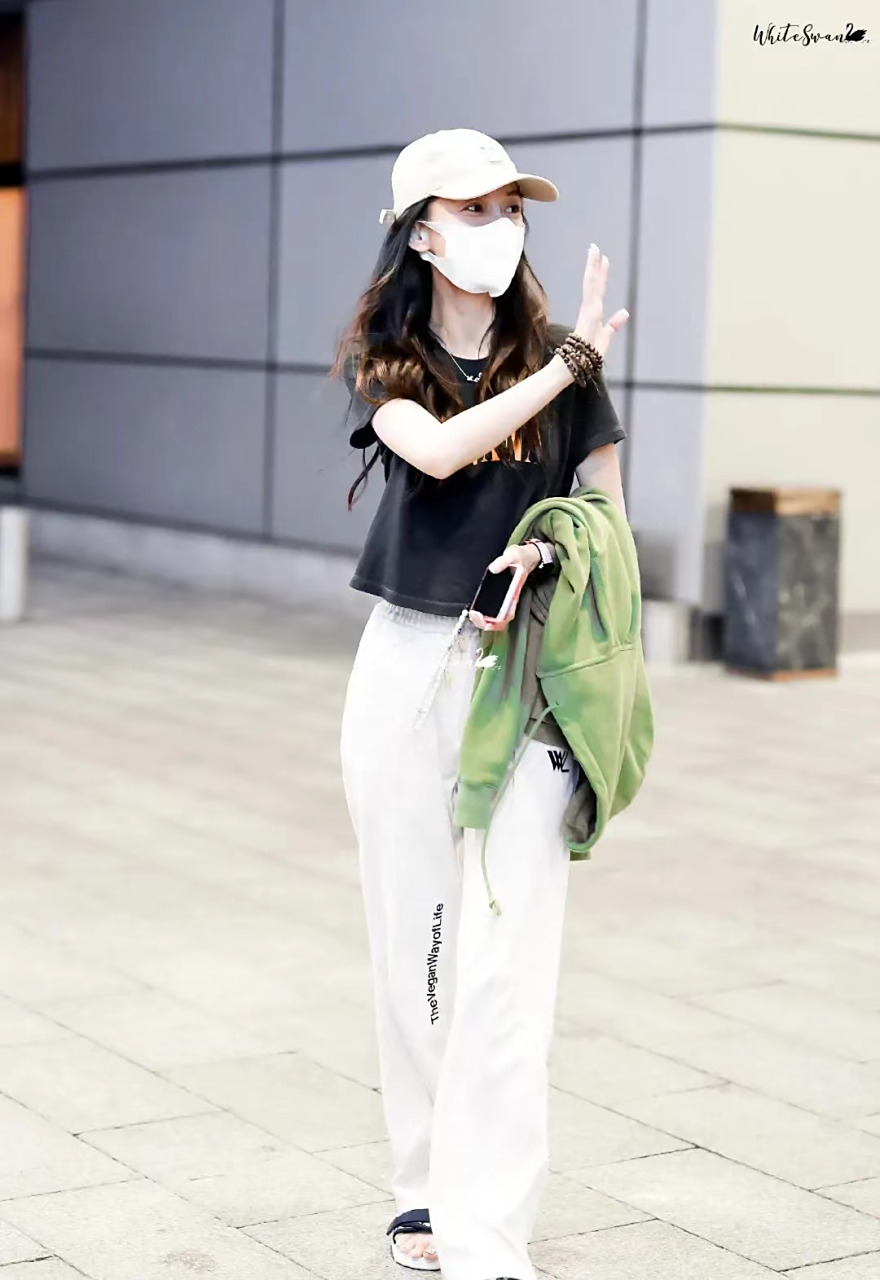 angelababy杨颖,这次的机场造型很接地气,黑色t恤,搭配白色直筒裤