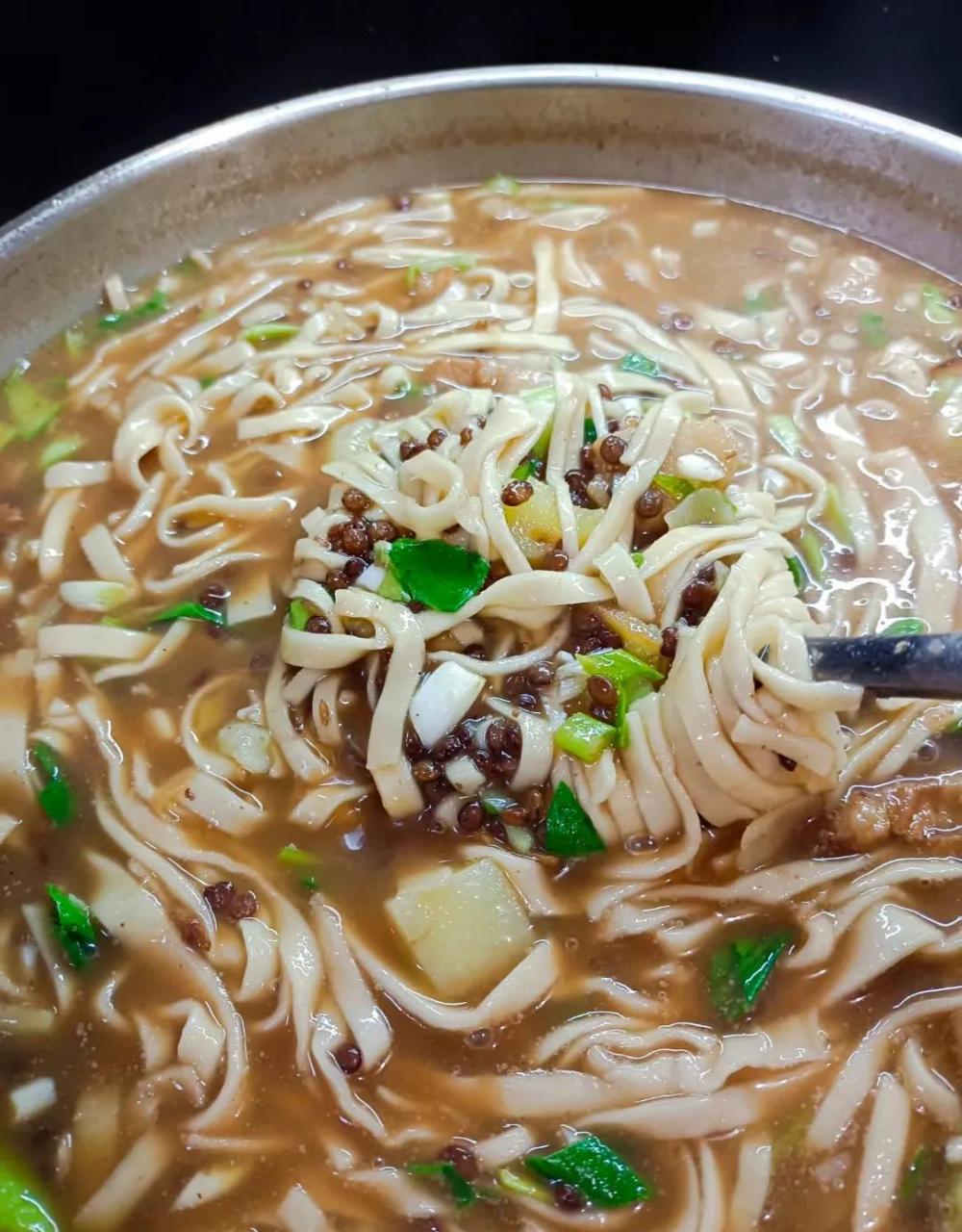 给大家分享我们甘肃的美食之"扁豆面",色香味俱全,欢迎圈里的朋友