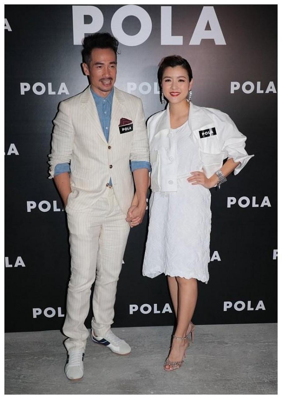 陈豪和妻子的10岁年龄差挺真实,但同框恩爱甜蜜,穿搭优雅又高级