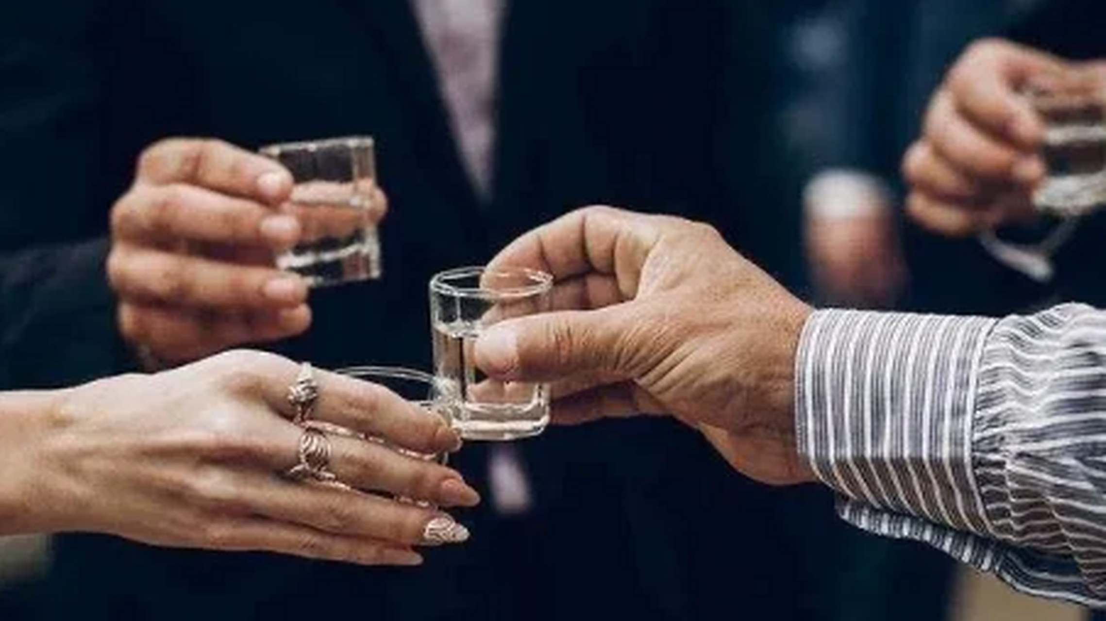 年薪千万的京东副总裁杜爽,在饭桌上当着央视节目组和所有高管的面