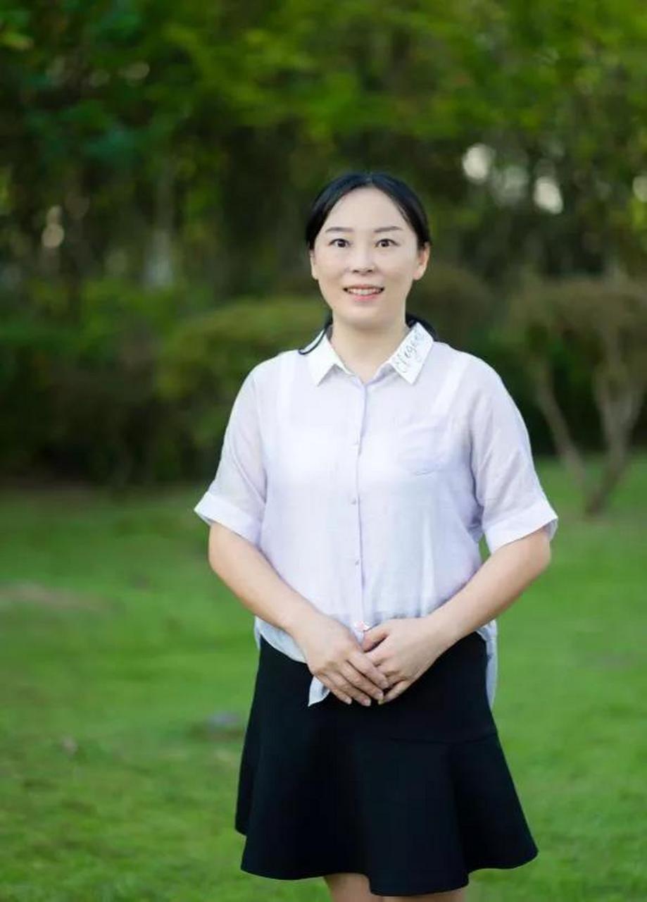 请欣赏友谊中学官盛校区教师风采—谭蓓蓓 谭蓓蓓,女,大学本科学历
