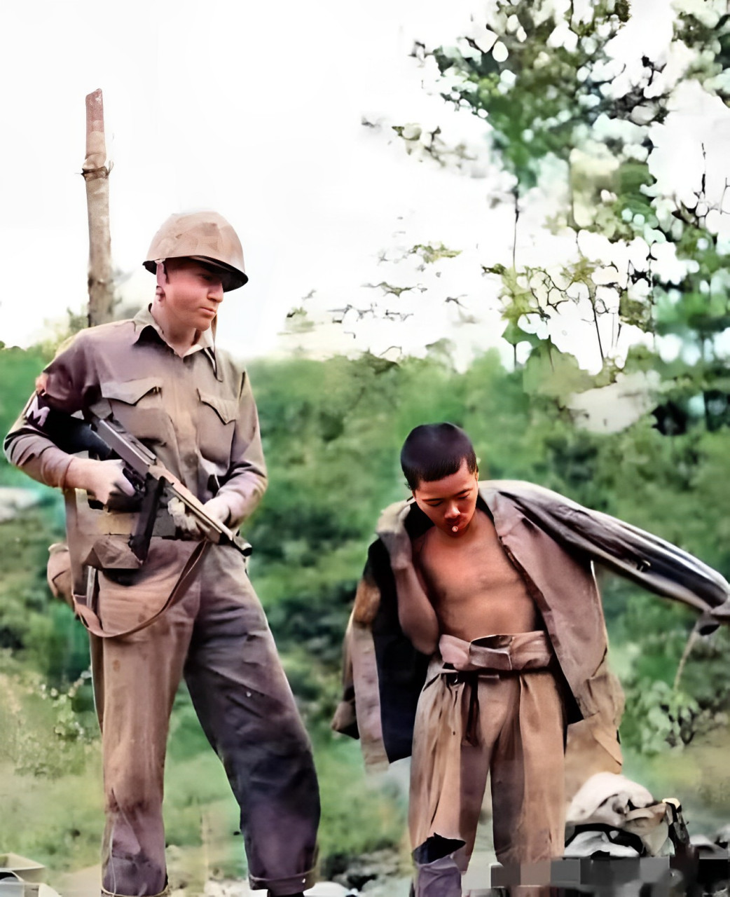 1945年,美军在硫磺岛战役中抓获了两名日军俘虏.